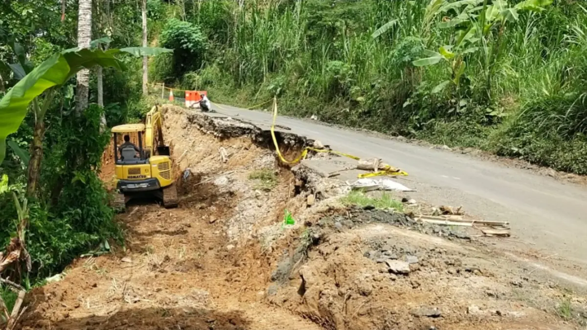 PENANGANAN: Pekerja melakukan pemasangan bronjong pada titik longsor di ruas jalan Bandar–Jeruk, Desa Bangunsari, Kecamatan Bandar. NUR CAHYONO/JAWA POS RADAR PACITAN