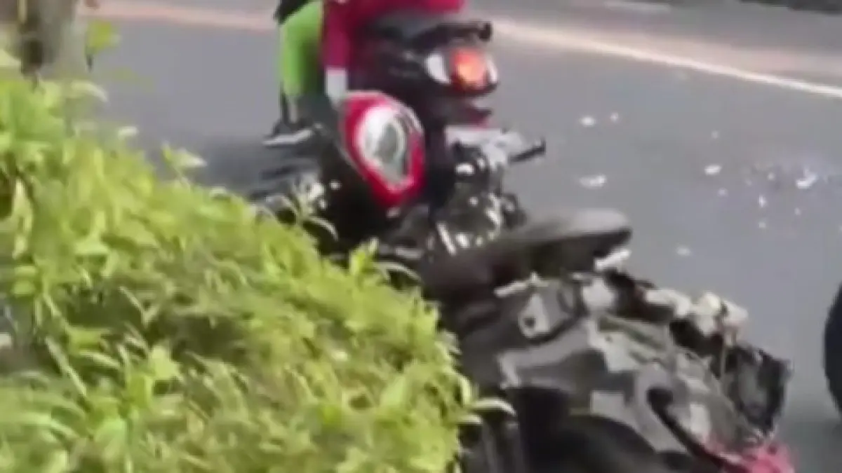 RINGSEK: Sepeda motor Honda Scoopy milik pelajar SMK asal Kecamatan Bringin hancur setelah terlibat kecelakaan dengan bus dan truk di Jalan Raya Ngawi–Caruban, Desa Karangasri, Senin (2/6). 