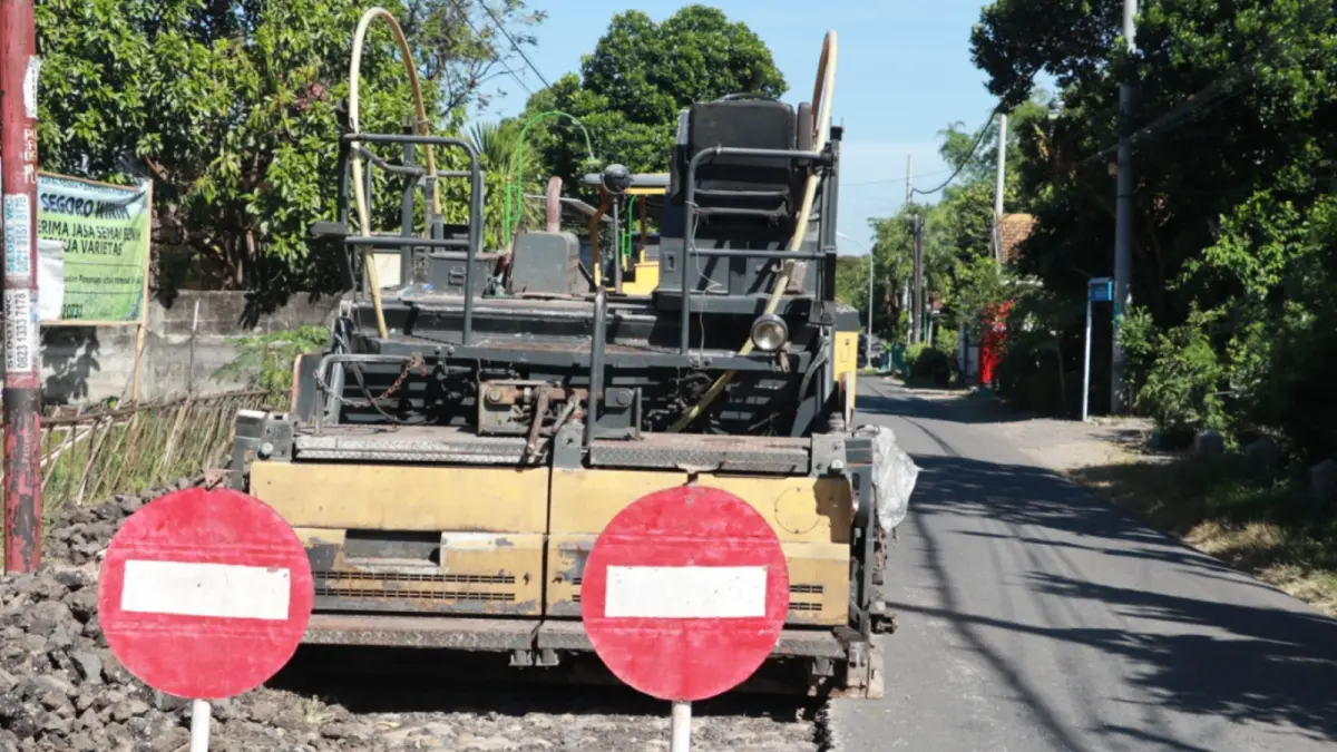TAMBAL SULAM: Alat berat dikerahkan DPUPKP Ponorogo untuk memperbaiki jalan rusak sebagai penanganan awal sebelum pelaksanaan pengaspalan ulang di sejumlah ruas prioritas. SUGENG DWI N/JAWA POS RADAR PONOROGO