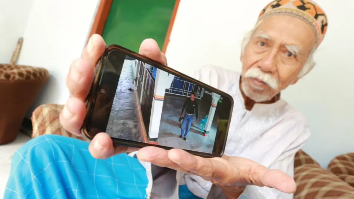 TEREKAM CCTV: Pelaku pencurian tas milik pengemudi ojek online terekam kamera pengawas saat beraksi di serambi Masjid Thoriqul Jannah, Kelurahan Mojorejo, Senin (2/6). BAGAS BIMANTARA/JAWA POS RADAR MADIUN