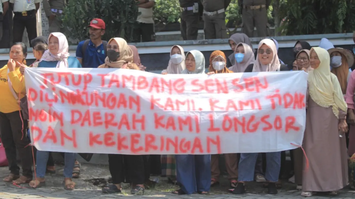 AKSI: Warga menyampaikan terkait penolakan aktivitas tambang di Desa Sayutan saat demo di DPRD Magetan. AJI PUTRA/JAWA POS RADAR MAGETAN