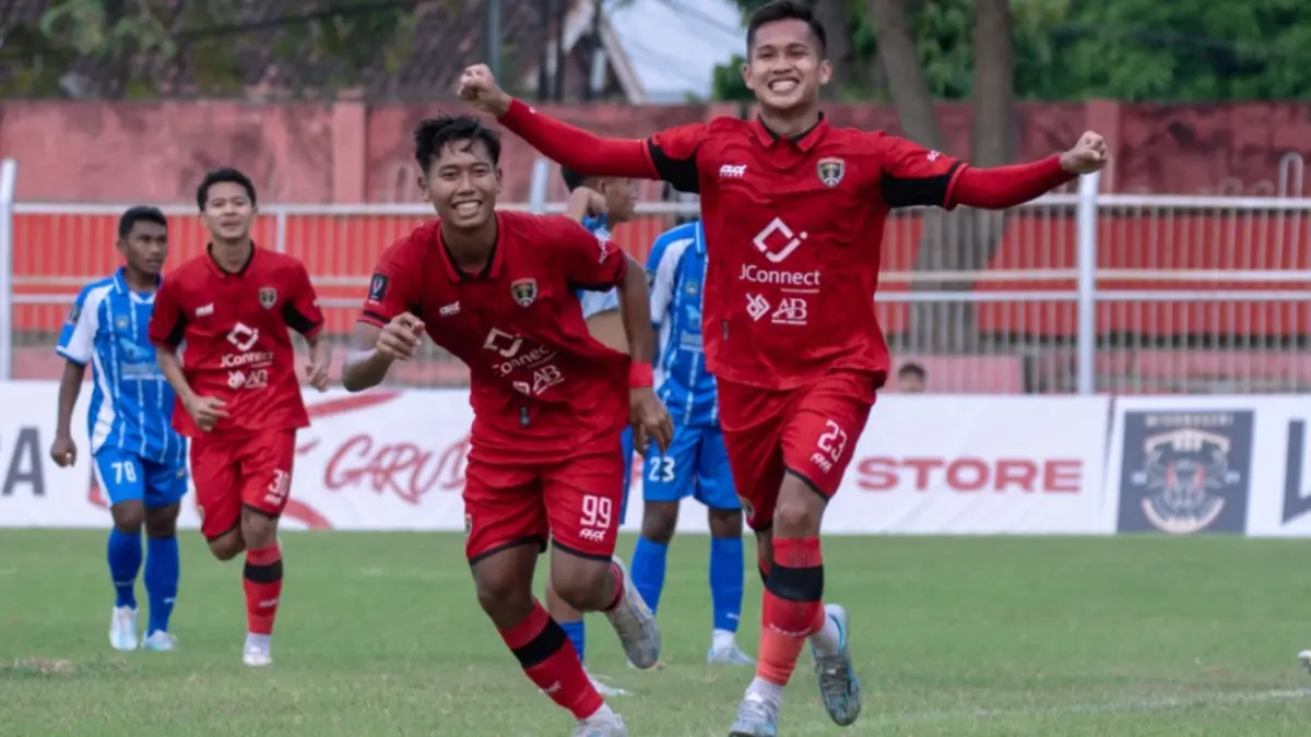 AMANKAN TIKET: Pemain Persinga Ngawi merayakan kemenangan 2-0 atas Persada Sumbawa Barat Daya yang memastikan langkah Laskar Ketonggo ke babak 32 besar Liga 4 Piala Presiden 2026. FOTO: ISTIMEWA