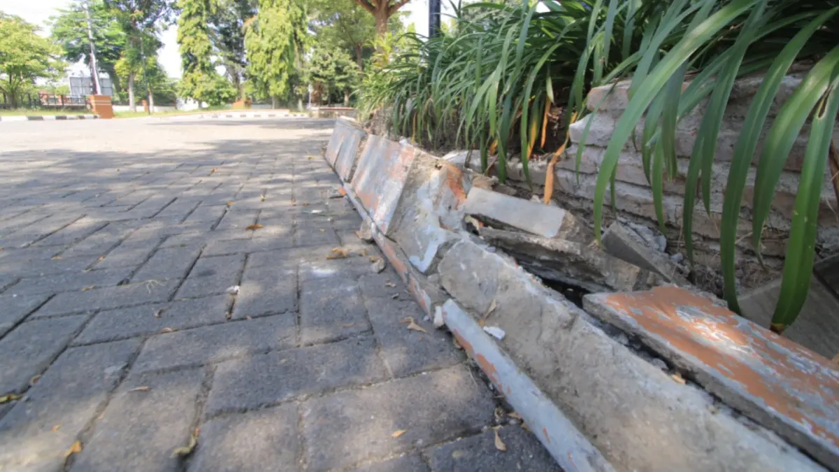 BUTUH PERBAIKAN: Pembatas taman di halaman GOR Ki Mageti mengalami kerusakan dan ambruk setelah diterjang hujan deras. AJI PUTRA/JAWA POS RADAR MAGETAN