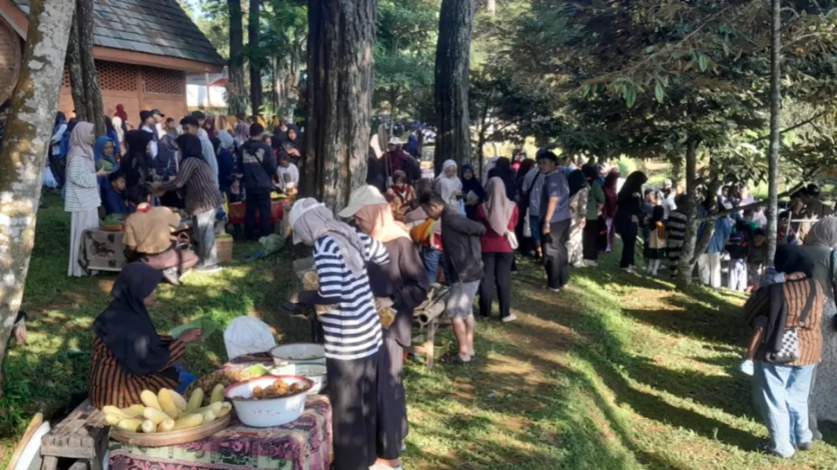 DAYA TARIK DESA: Suasana Pasar Jajal Wae Sumber Koso di Desa Girikerto, Kecamatan Sine. ASEP SYAEFUL/JAWA POS RADAR NGAWIDAYA TARIK DESA: Suasana Pasar Jajal Wae Sumber Koso di Desa Girikerto, Kecamatan Sine.  ASEP SYAEFUL/JAWA POS RADAR NGAWI