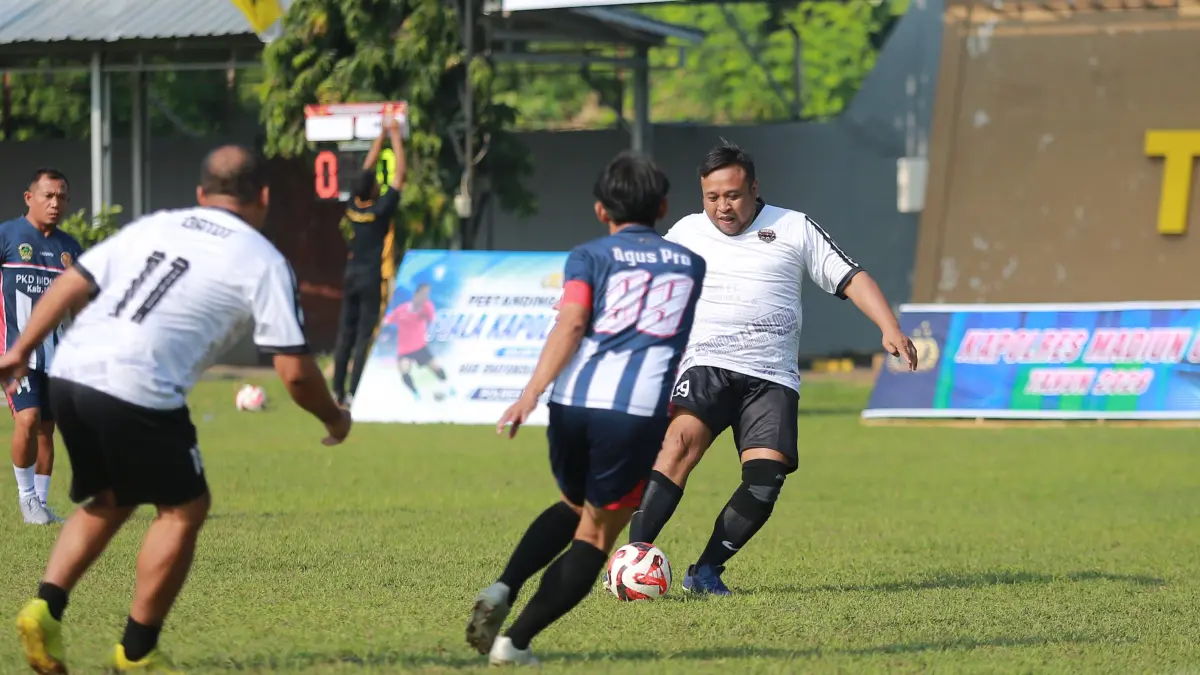 Direktur Jawa Pos Radar Madiun Ockta Prana Lagawira turut bermain dalam skuad Sparta Pena yang menghadapi PKDI di ajang Kapolres Madiun Cup U-40 2026, Kamis (4/6). (BAGAS BIMANTARA/RADAR MADIUN)