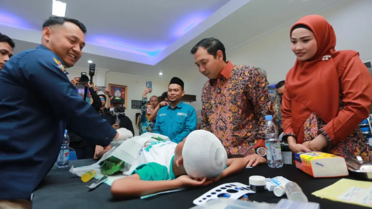 Plt Wali Kota Madiun F. Bagus Panuntun memberikan motivasi kepada peserta Khitan Ceria di rumah dinas wali kota, Kamis (4/6). BAGAS BIMANTARA/JAWA POS RADAR MADIUN