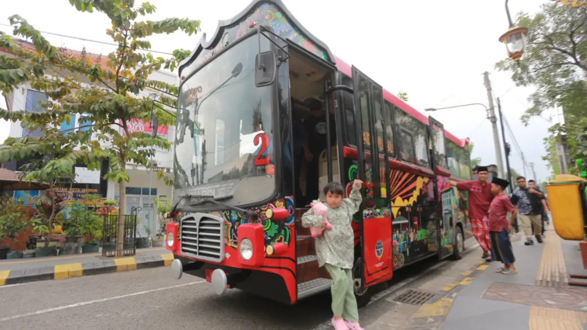 SIAPKAN MASA DEPAN: Madiun Bus on Tour (Mabour) menjadi salah satu layanan transportasi yang telah beroperasi. BAGAS BIMANTARA/JAWA POS RADAR MADIUN