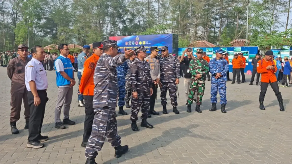 SIMULASI BENCANA: Peserta mengikuti pelatihan dan simulasi penanggulangan bencana pesisir di Pantai Pancer Door sebagai upaya meningkatkan kesiapsiagaan menghadapi gempa dan tsunami. NUR CAHYONO/JAWA POS RADAR PACITAN