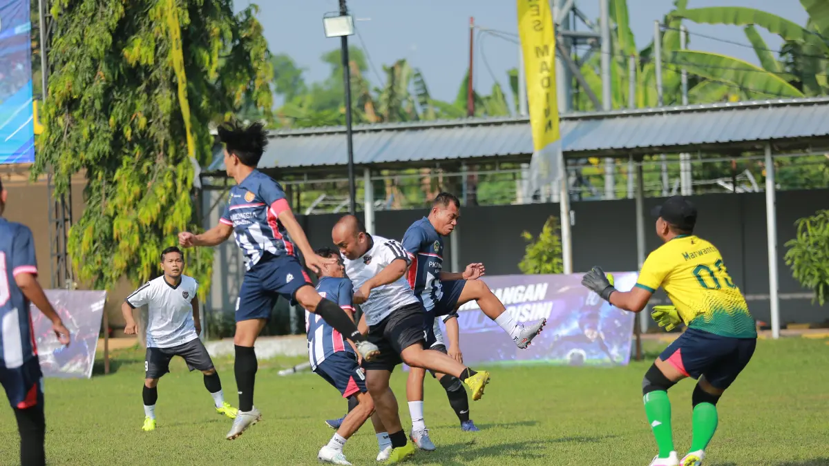 Sparta Pena bertanding melawan PKDI di ajang Kapolres Madiun Cup U-40 2026, Kamis (4/6). (BAGAS BIMANTARA/RADAR MADIUN)
