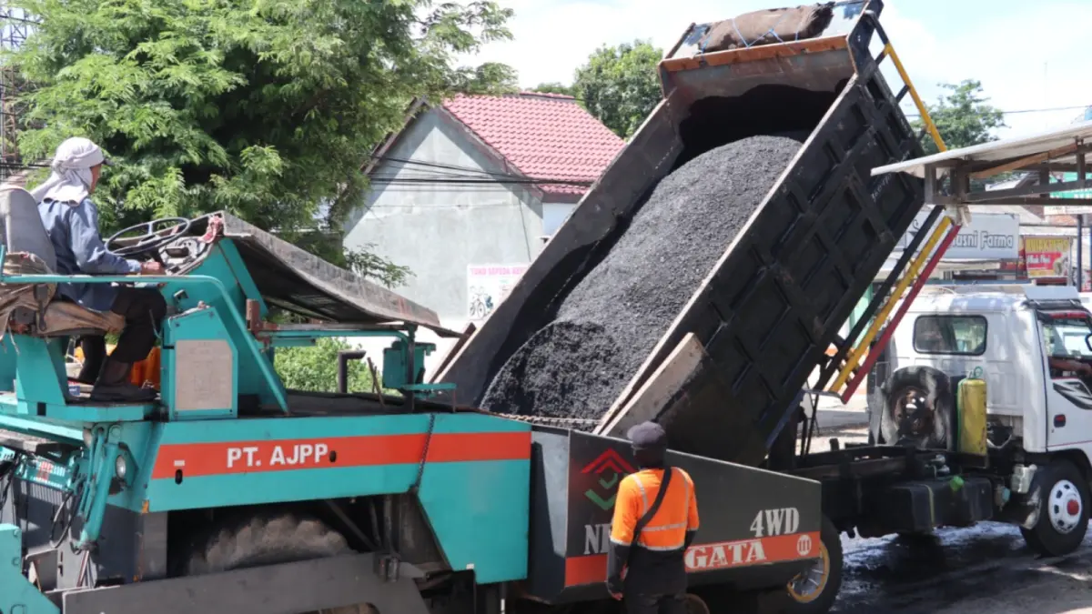 TERTUNDA: Program peningkatan dan pemeliharaan jalan di Kabupaten Madiun belum berjalan akibat kelangkaan aspal yang terjadi sejak April lalu. DOK RADAR MADIUN