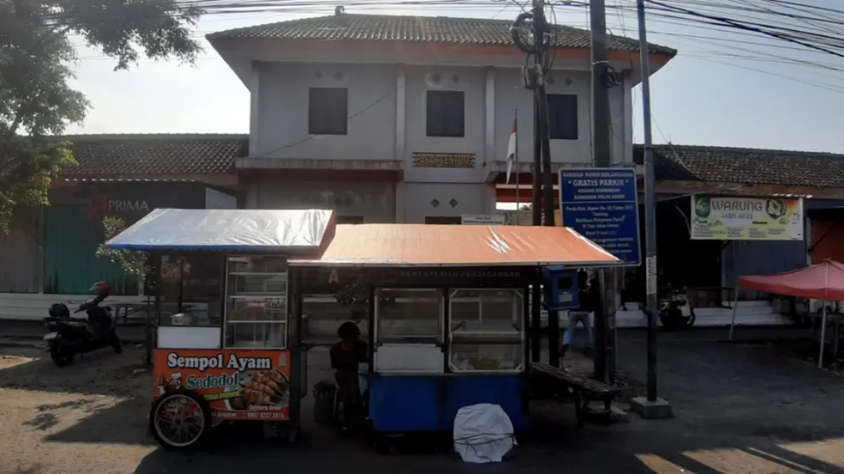 Aktivitas perdagangan di Pasar Gentong, Kecamatan Paron, belum pulih sepenuhnya pascakebakaran. ASEP SYAEFUL/JAWA POS RADAR NGAWI