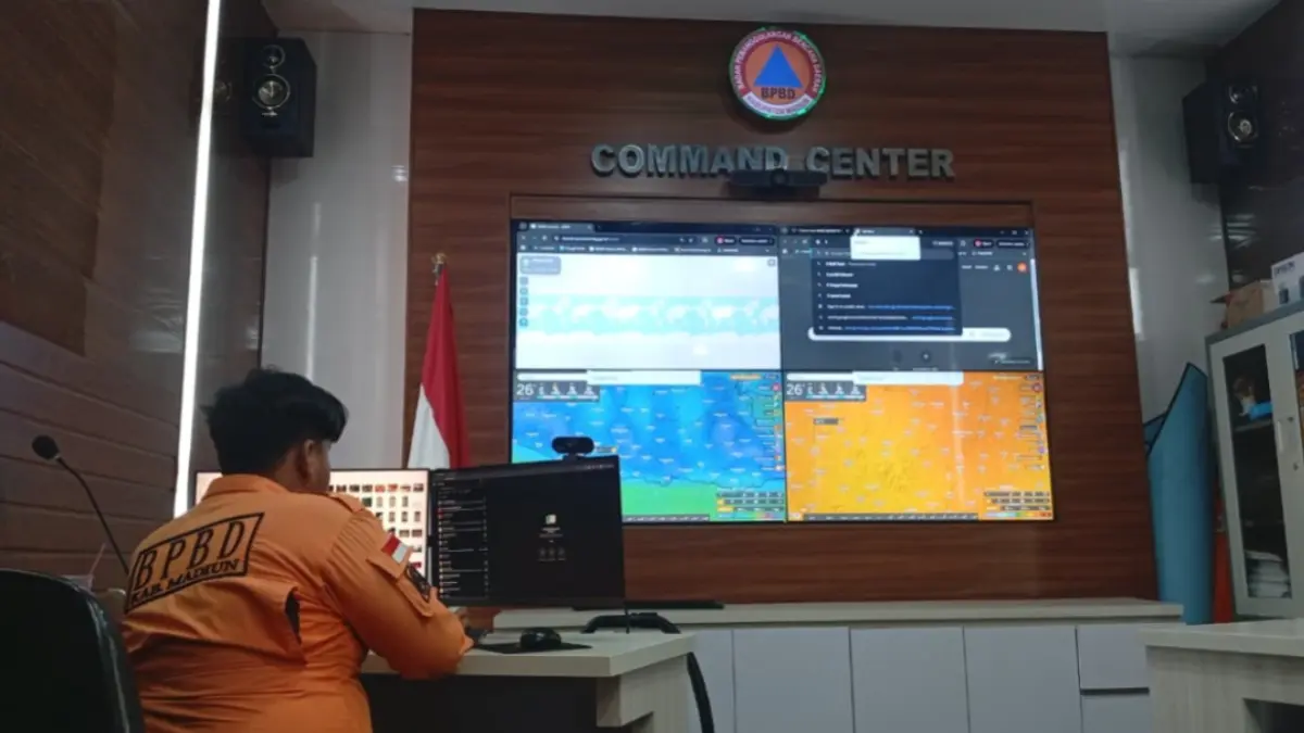 BPBD Kabupaten Madiun memantau peta kerawanan kebakaran hutan dan lahan menjelang musim kemarau. DIAN RAHAYU/JAWA POS RADAR MADIUN