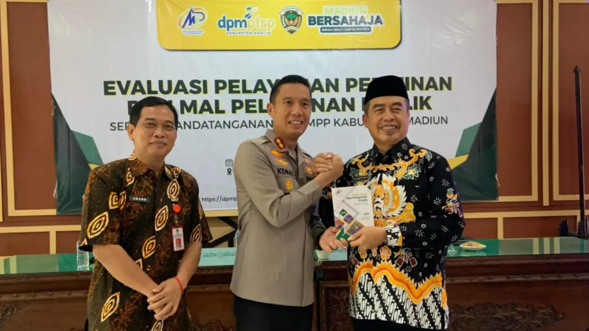 Bupati Madiun Hari Wuryanto bersama Kepala DPMPTSP Anang Sulistijono menandatangani perpanjangan kerja sama layanan Mal Pelayanan Publik (MPP). LODITYA FERNANDES/JAWA POS RADAR MADIUN