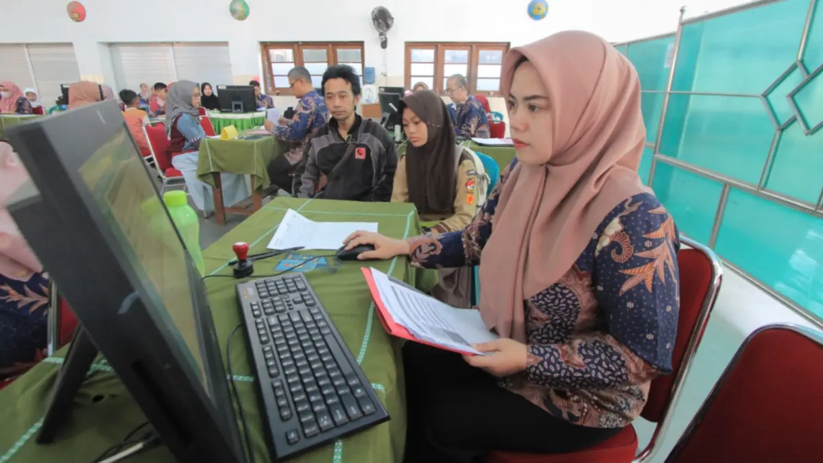 Calon peserta didik mengikuti tahapan Sistem Penerimaan Murid Baru (SPMB) di SMPN 1 Magetan. AJI PUTRA/JAWA POS RADAR MAGETAN