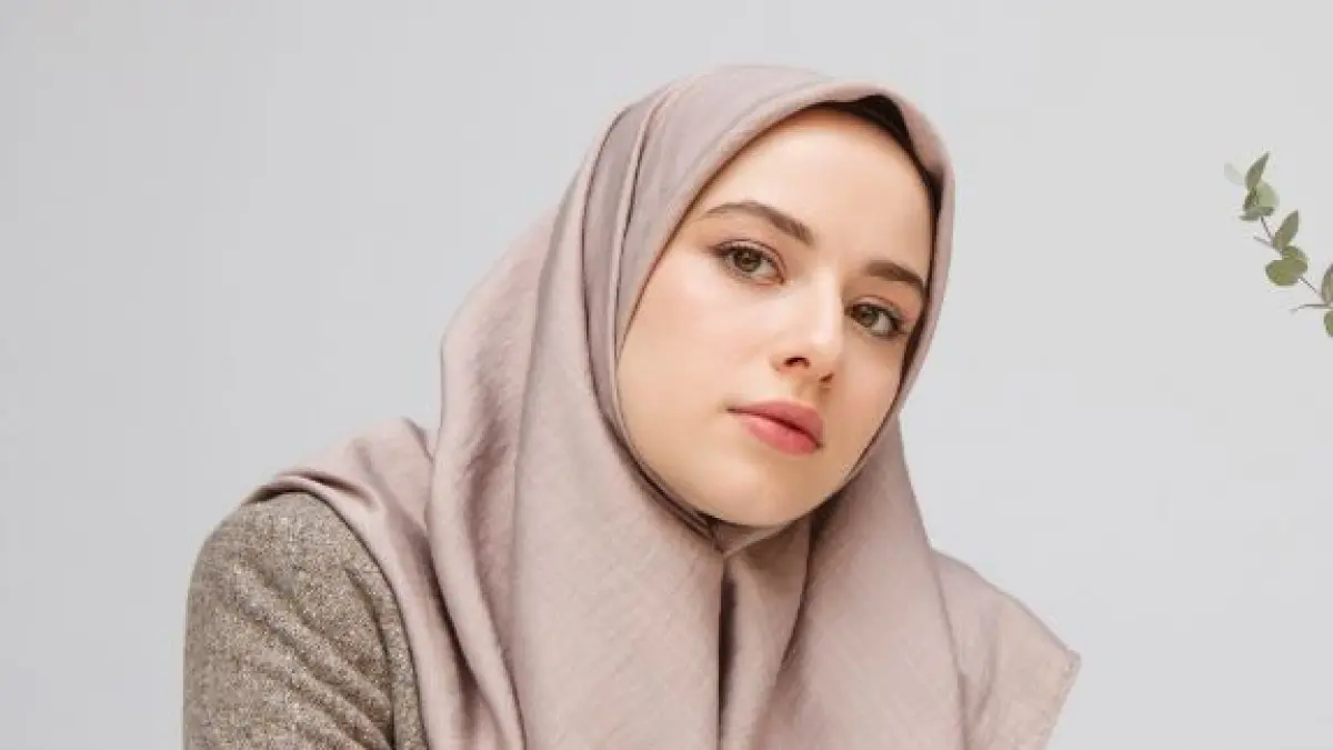 Ilustrasi rekomendasi hijab segi empat lokal.