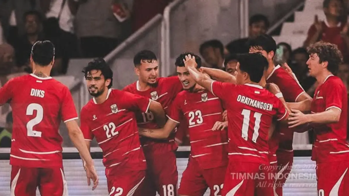 Justin Hubner dikerumuni rekan-rekannya usai mencetak gol di laga Indonesia vs Oman, Jumat (5/6). (IG TIMNAS)