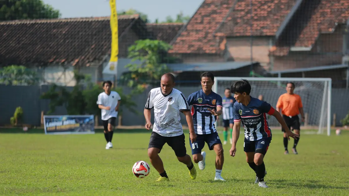 Penyiar RRI Madiun Gatot Setiaki menjadi top skor sementara Sparta Pena di ajang Piala Kapolres Madiun 2026 dengan koleksi lima gol. (BAGAS BIMANTARA/RADAR MADIUN)