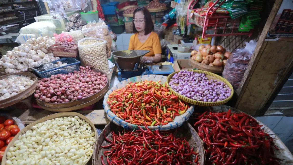 Pergerakan inflasi Kota Madiun sepanjang 2026 masih dipengaruhi fluktuasi harga komoditas hortikultura, terutama cabai rawit dan bawang merah. BAGAS BIMANTARA/JAWA POS RADAR MADIUN