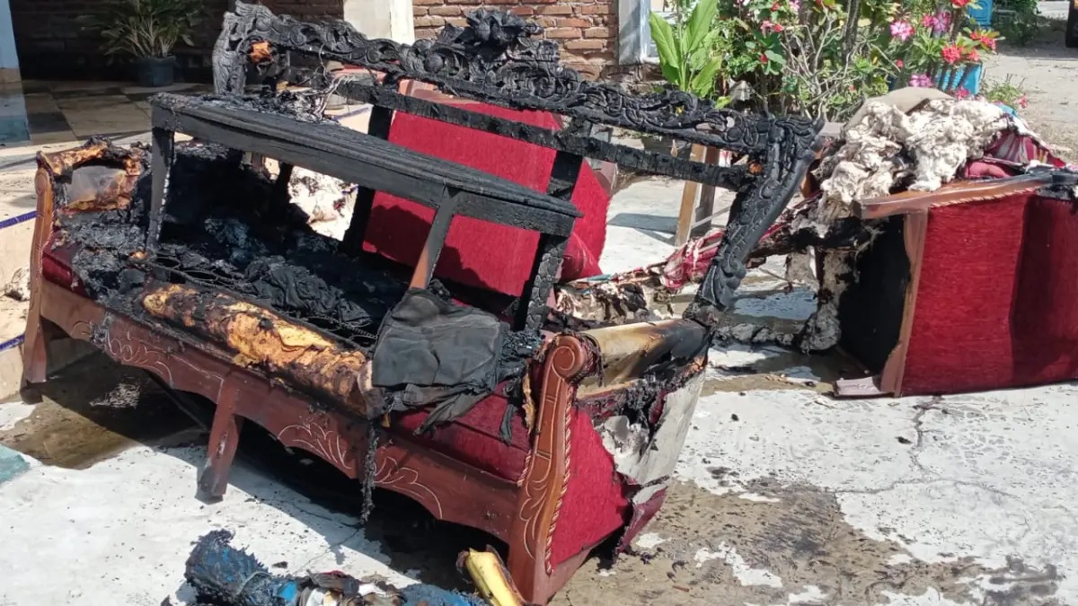 Petugas melakukan pemeriksaan di rumah warga Desa Lembah, Kecamatan Dolopo, yang menjadi lokasi peristiwa meninggalnya seorang pria setelah sempat muncul kebakaran di dalam rumah. FOTO: ISTIMEWA
