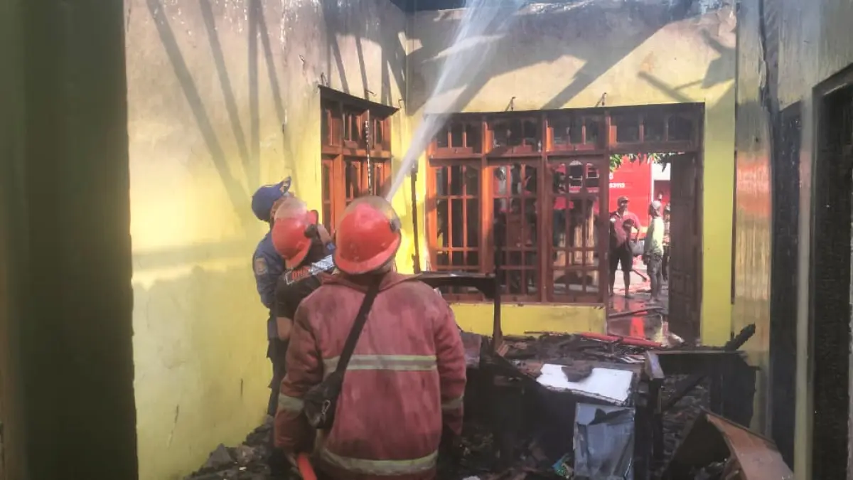 Petugas Satpol PP dan Damkar Ponorogo melakukan pemadaman kebakaran rumah warga di Desa Ngunut, Kecamatan Babadan. FOTO: ISTIMEWA