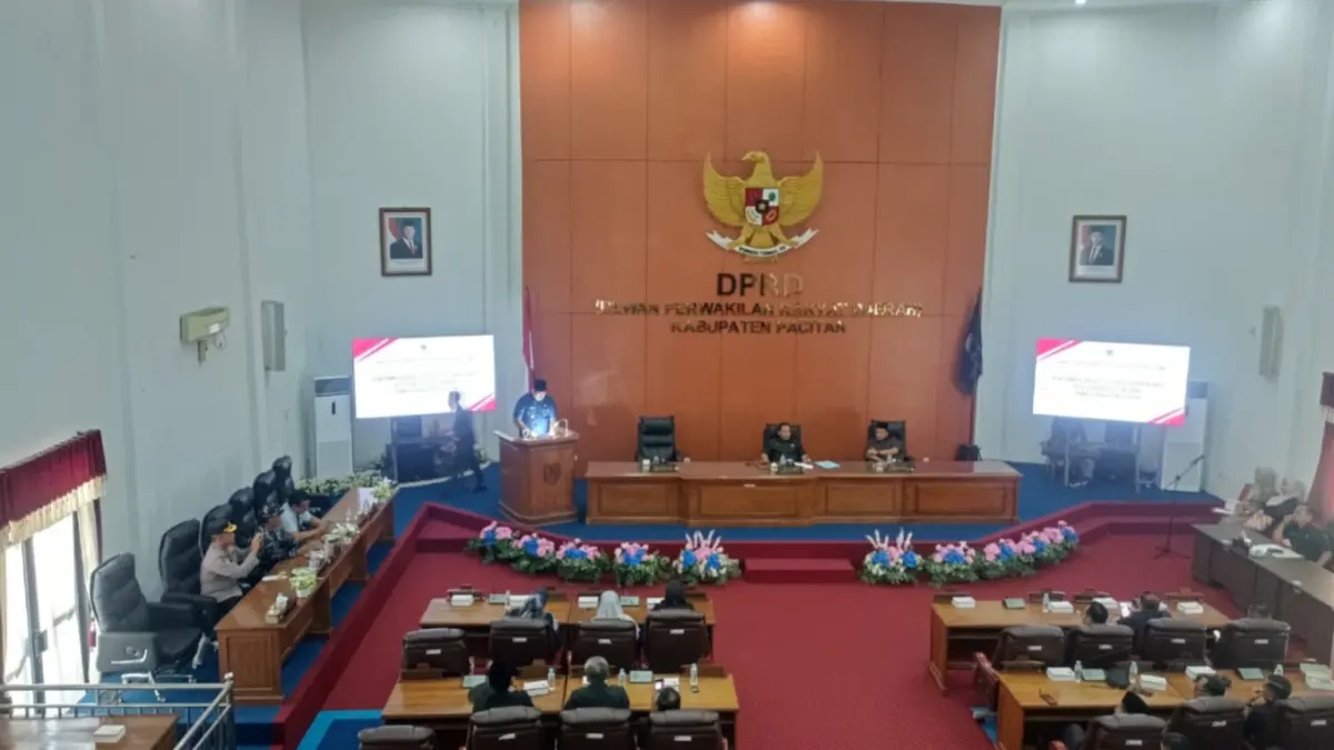 Pimpinan dan anggota DPRD Pacitan mengikuti rapat paripurna penyampaian nota penjelasan bupati terkait Raperda Pemilihan Kepala Desa (Pilkades), kemarin (4/6). NUR CAHYONO/JAWA POS RADAR PACITAN