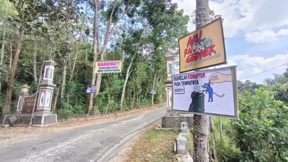 Warga memasang poster berisi kritik dan tuntutan terkait polemik pengurusan balik nama SPPT PBB di Dusun Kebon, Desa Sukodono, Kecamatan Donorojo. FOTO: ISTIMEWA