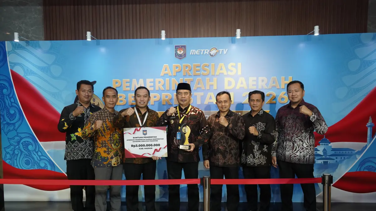 Bupati Madiun Hari Wuryanto menerima penghargaan Peringkat I Nasional kategori Creative Financing dari Kemendagri atas keberhasilan penerapan skema KPBU Alat Penerangan Jalan (APJ).