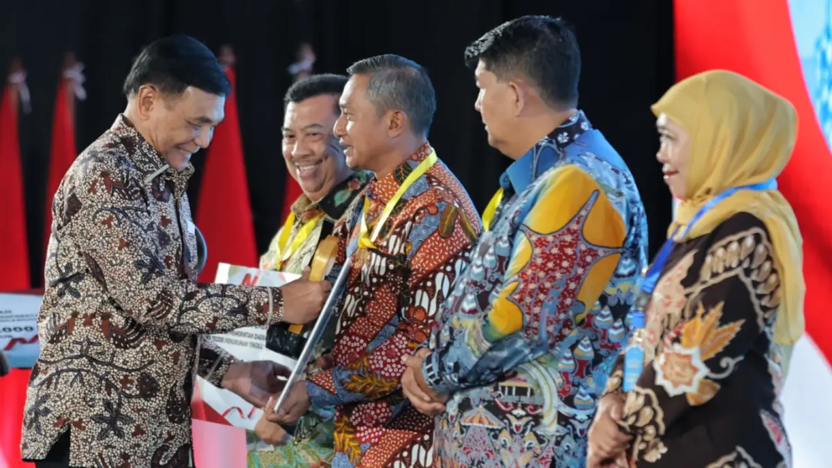 Caption Foto: Bupati Pacitan Indrata Nur Bayuaji menerima penghargaan dari Menko Polkam Jenderal TNI (Purn) Djamari Chaniago atas keberhasilan menekan angka pengangguran di Pacitan dalam Apresiasi Pemerintah Daerah Berprestasi 2026 Regional Jawa-Bali di Yogyakarta, Kamis (4/6).