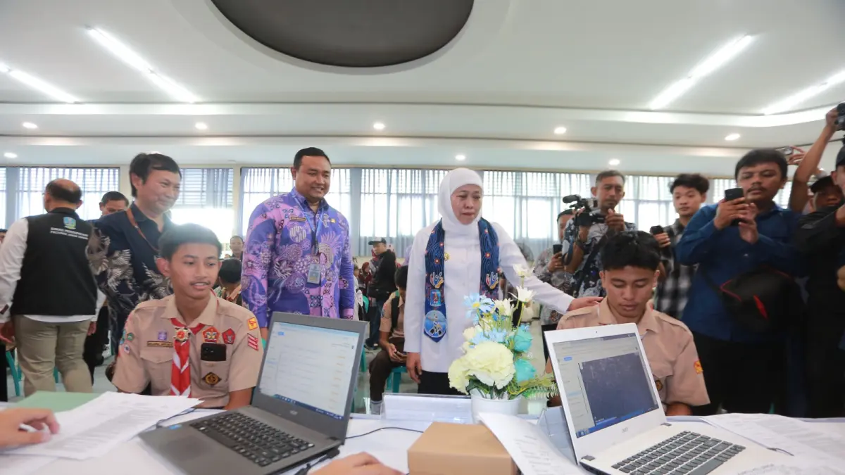 Gubernur Jawa Timur Khofifah Indar Parawansa meninjau pelaksanaan verifikasi PIN SPMB 2026 di SMKN 1 Madiun yang menjadi salah satu sekolah dengan jumlah pendaftar tertinggi di Kota Madiun. BAGAS BIMANTARA/JAWA POS RADAR MADIUN