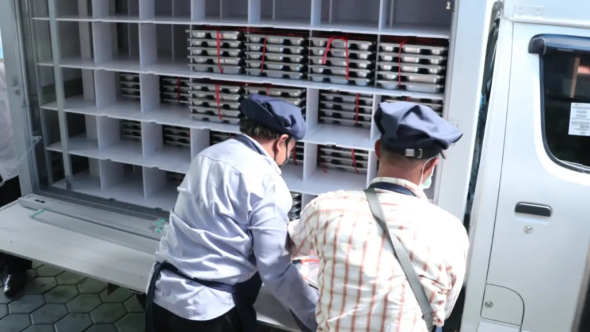 Koordinator Wilayah SPPG Ponorogo menunjukkan data operasional dapur MBG. DOK RADAR PONOROGO