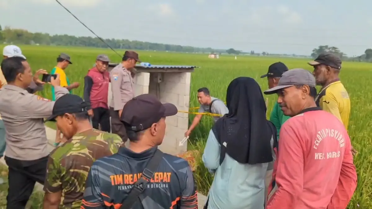Petugas kepolisian melakukan olah TKP di area persawahan Desa Jajar, Kecamatan Kartoharjo, setelah seorang petani ditemukan meninggal dunia diduga akibat tersengat listrik saat memperbaiki pompa air. AJI PUTRA/JAWA POS RADAR MAGETAN
