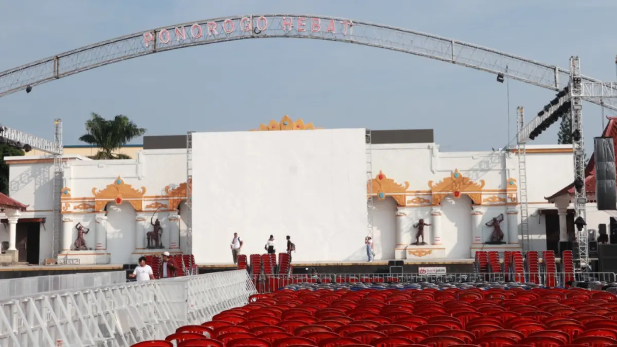 Petugas melakukan finalisasi tata panggung utama di Alun-alun Ponorogo menjelang pembukaan Grebeg Suro 2026. SUGENG DWI N/JAWA POS RADAR PONOROGO