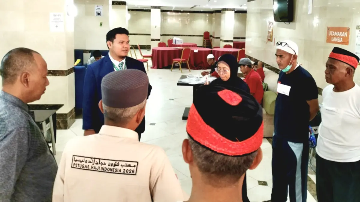 Petugas Penyelenggara Ibadah Haji (PPIH) melakukan pemeriksaan dan penimbangan koper jemaah asal Kota Madiun menjelang kepulangan ke Indonesia. FOTO: ISTIMEWA