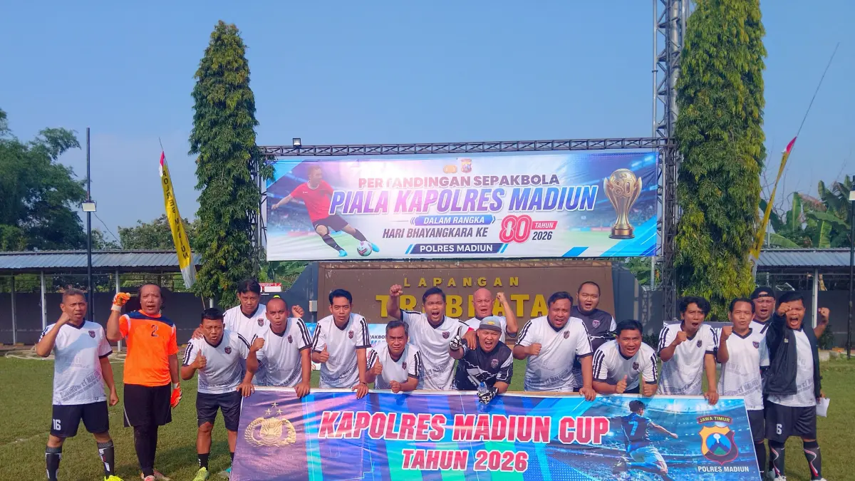 Sparta Pena mengalahkan Bank Jatim 3-2 meski bermain dengan delapan pemain di ajang Mini Soccer U-40 Piala Kapolres Madiun.