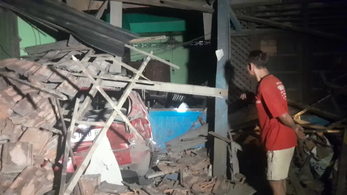 Bagian depan rumah warga di Desa Gemarang, Kecamatan Kedunggalar, Ngawi, rusak parah setelah dihantam truk wing box yang terlibat kecelakaan beruntun. ASEP SYAEFUL/JAWA POS RADAR NGAWI
