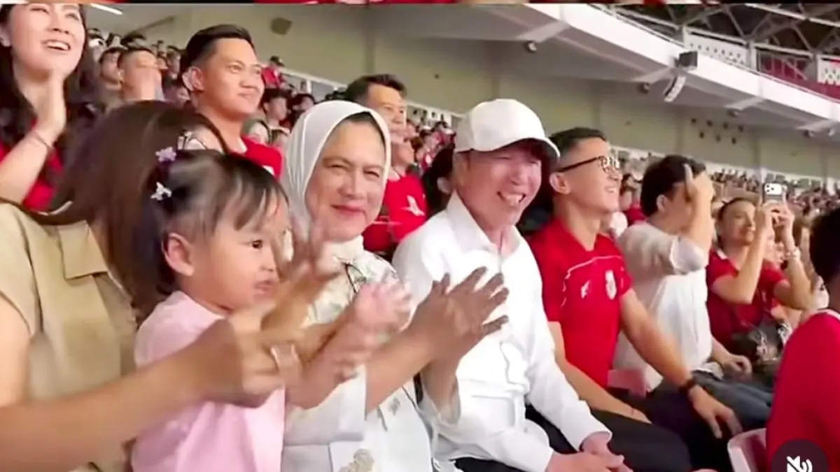 BERI SEMANGAT: Presiden Indonesia ke-7 Joko Widodo atau Jokowi bersama ikut menonton di stadion laga Indonesia U19 vs Vietnam U19. (IG @jokowi)