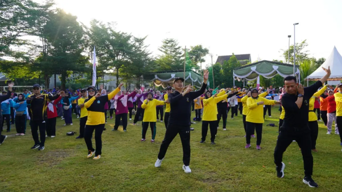Bupati Madiun Hari Wuryanto mengikuti senam bersama para lansia saat peringatan Hari Lanjut Usia Nasional (HLUN) di RTH Perumnas Mojopurno, Kecamatan Wungu. LODITYA FERNANDES/JAWA POS RADAR MADIUN