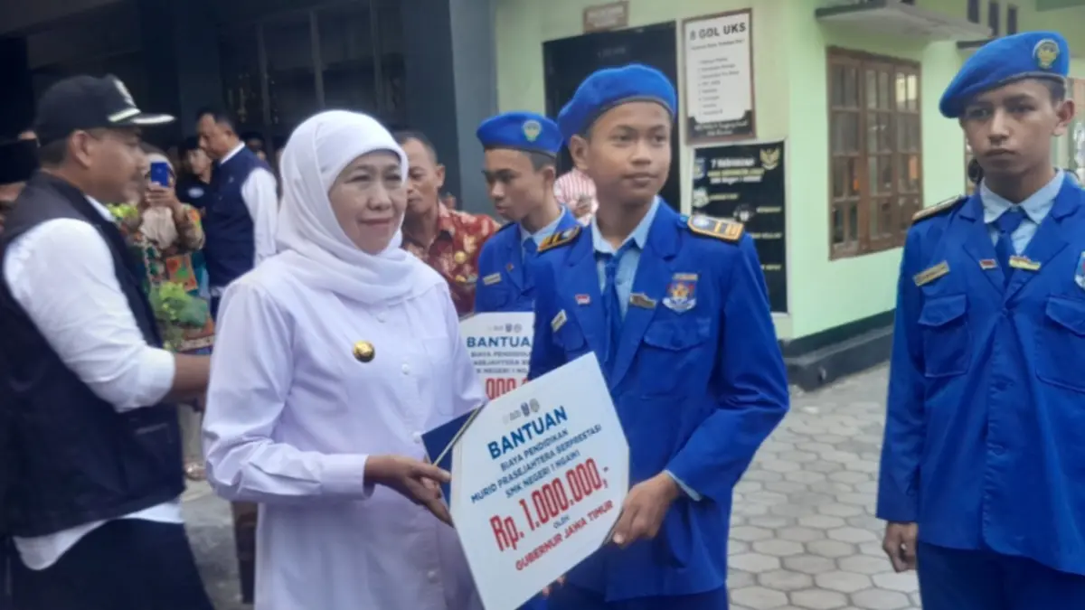 Gubernur Jawa Timur Khofifah Indar Parawansa menyerahkan bantuan kepada siswa saat monitoring pelaksanaan SPMB 2026 di SMKN 1 Ngawi, Jumat (5/6). ASEP SYAEFUL/JAWA POS RADAR NGAWI