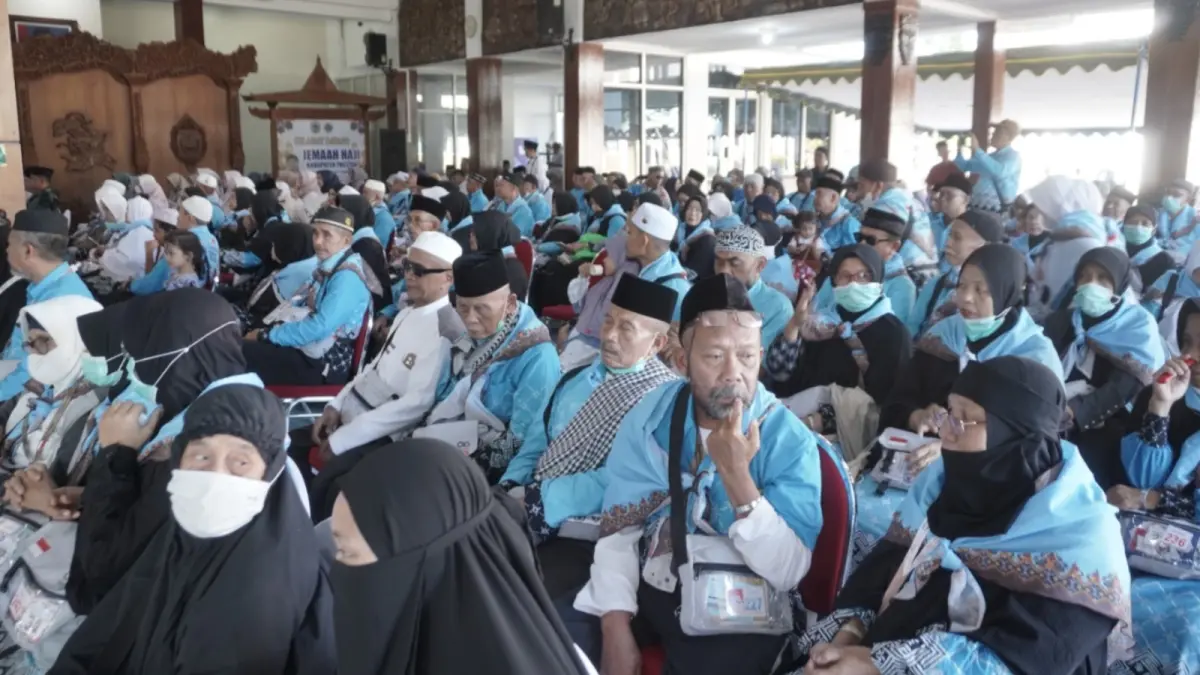 Jemaah haji asal Pacitan tiba di Pendapa Kabupaten Pacitan setelah menuntaskan ibadah haji. NUR CAHYONO/JAWA POS RADAR PACITAN