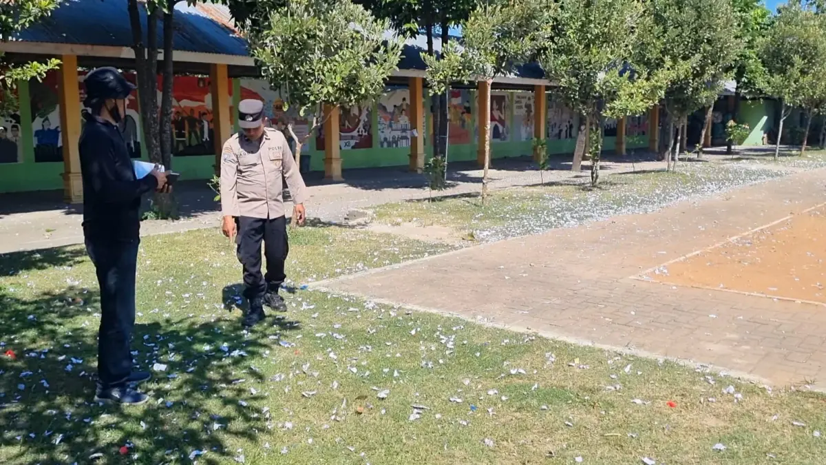 Kerusakan pada ruang kelas SMAN 1 Badegan setelah petasan yang diduga dibawa balon udara meledak di lingkungan sekolah, Minggu pagi (7/6). SUGENG DWI N/JAWA POS RADAR PONOROGO