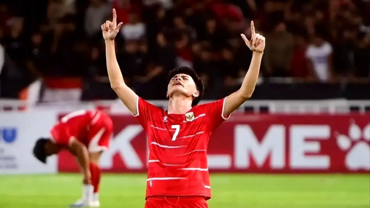 PEMBEDA: Renno Salampessy melalukan selebrasi usai mencetak gol pertama Indonesia ke gawang Vietnam, pada laga terakhir grup A Asean U19 Boys Championship 2026, Minggu (7/6) malam. (IG @aseanboyschampionship)