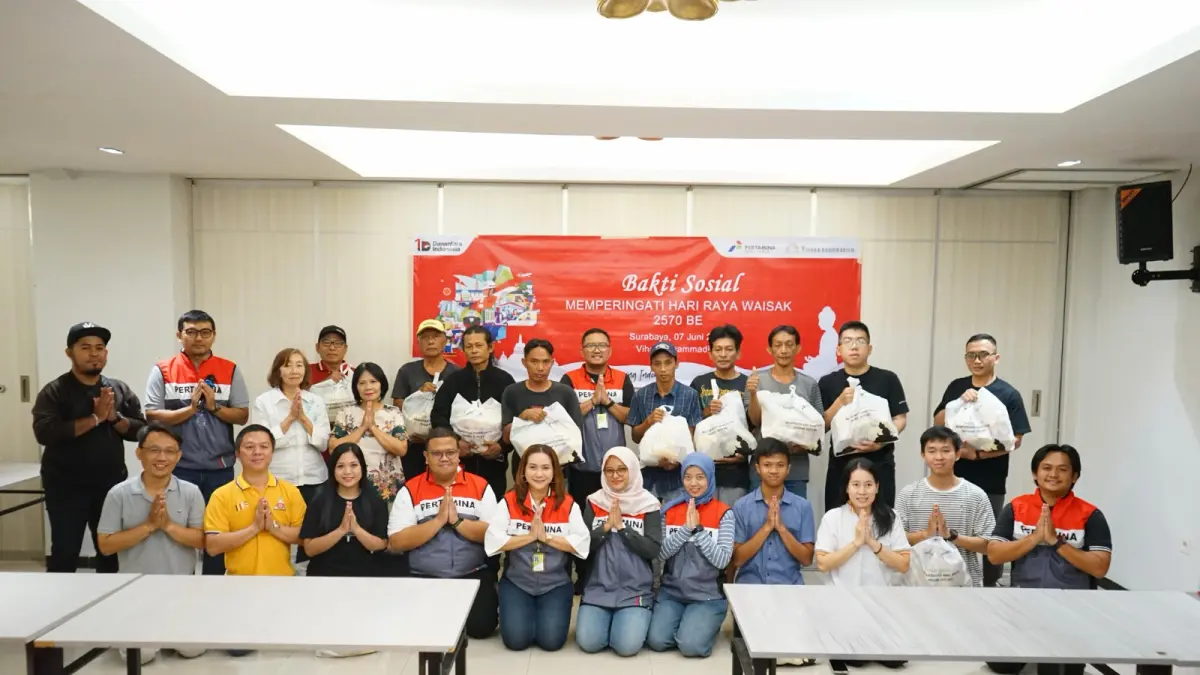 Pertamina Patra Niaga Regional Jatimbalinus bersama Vihara Dhammadipa Surabaya menyalurkan 200 paket sembako kepada jemaat dan warga sekitar dalam rangka Hari Raya Waisak 2026. FOTO: PERTAMINA