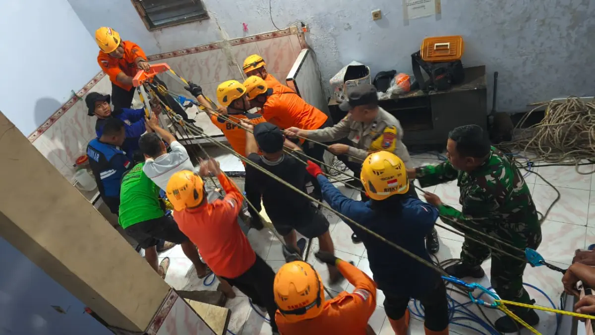 Petugas BPBD dan relawan melakukan proses evakuasi terhadap remaja yang terjatuh ke sumur sedalam 25 meter di Desa Ngrupit, Kecamatan Jenangan, Minggu (7/6). SUGENG DWI N/JAWA POS RADAR PONOROGO