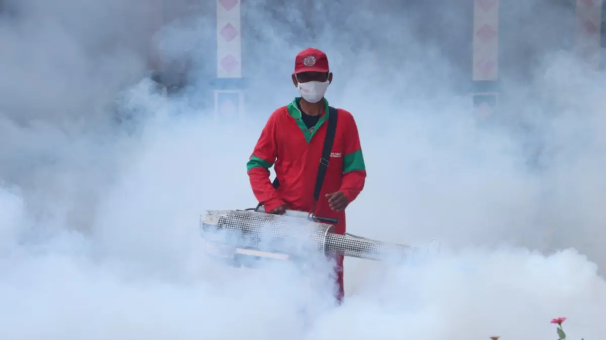 Petugas melakukan fogging di kawasan permukiman warga. DOK JAWA POS RADAR MADIUN
