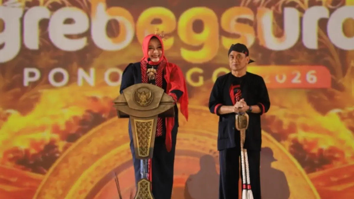 Plt Bupati Ponorogo Lisdyarita membuka Grebeg Suro 2026 di Alun-Alun Ponorogo. DISKOMINFO PONOROGO