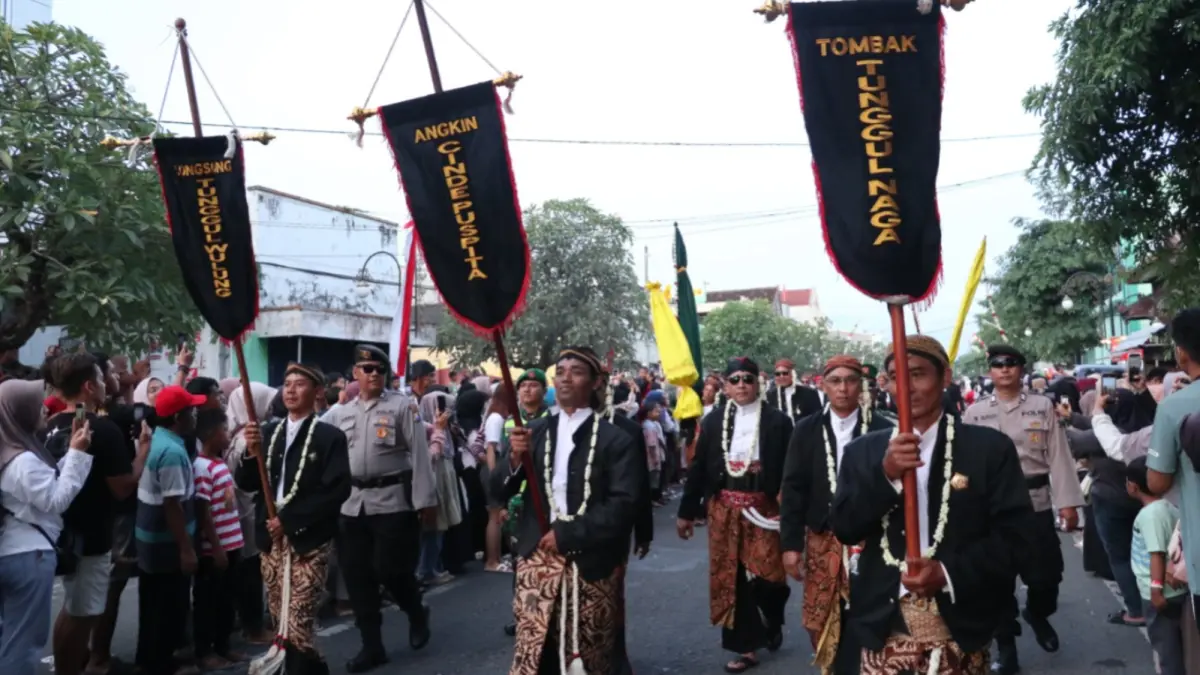 Prosesi Bedhol dan Kirab Pusaka Grebeg Suro menjadi salah satu agenda budaya terbesar di Ponorogo. SUGENG DWI N/JAWA POS RADAR PONOROGO