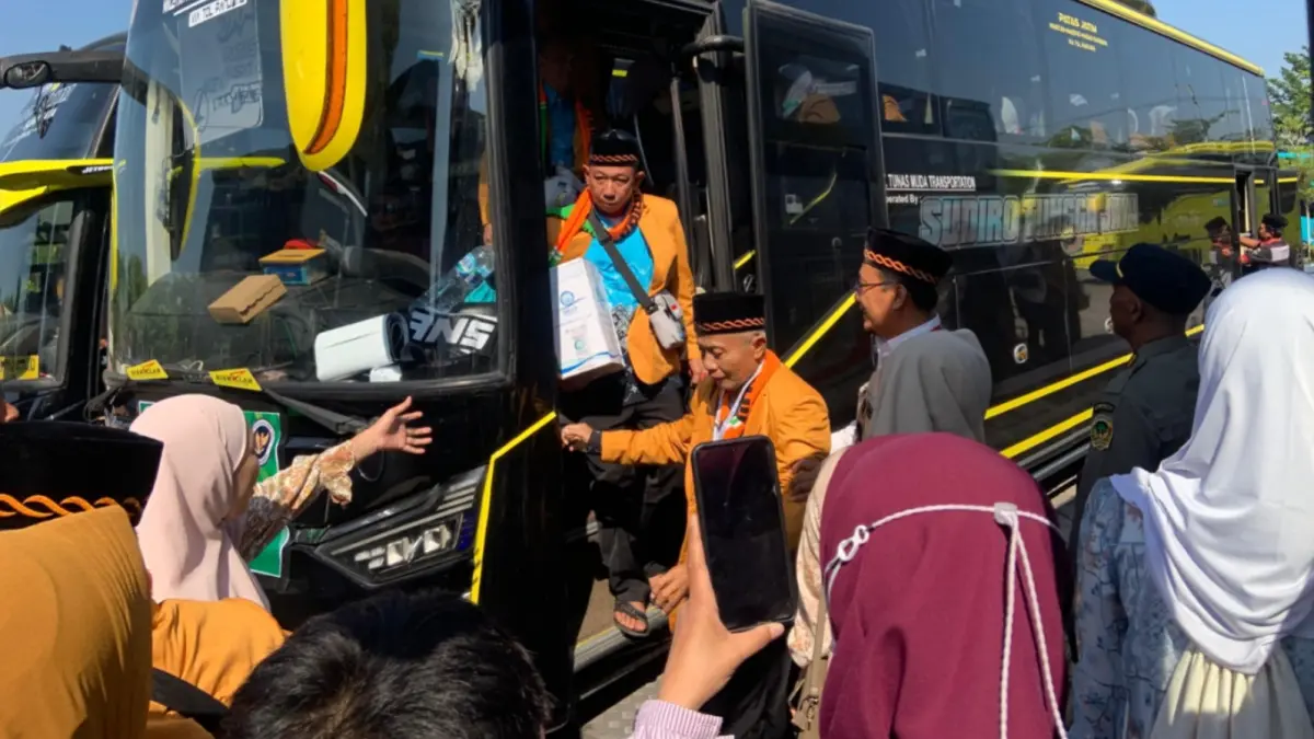 Suasana haru menyelimuti penyambutan jemaah haji Kabupaten Madiun di Pendopo Ronggo Djoemeno, Caruban. LODITYA FERNANDES/JAWA POS RADAR MADIUN