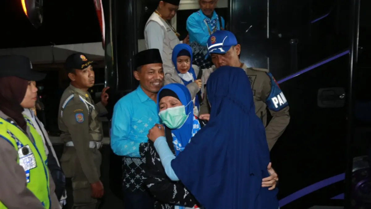 Suasana haru mewarnai penyambutan jemaah haji Kota Madiun di Wisma Haji Madiun. BAGAS BIMANTARA/JAWA POS RADAR MADIUN