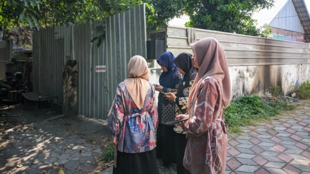 Tim Kementerian Haji Kota Madiun bersama petugas Barang Milik Negara (BMN) meninjau lokasi calon kantor baru yang masih menunggu penyelesaian proses pengalihan aset dan legalitas lahan. FOTO: KEMENHAJ KOTA MADIUN