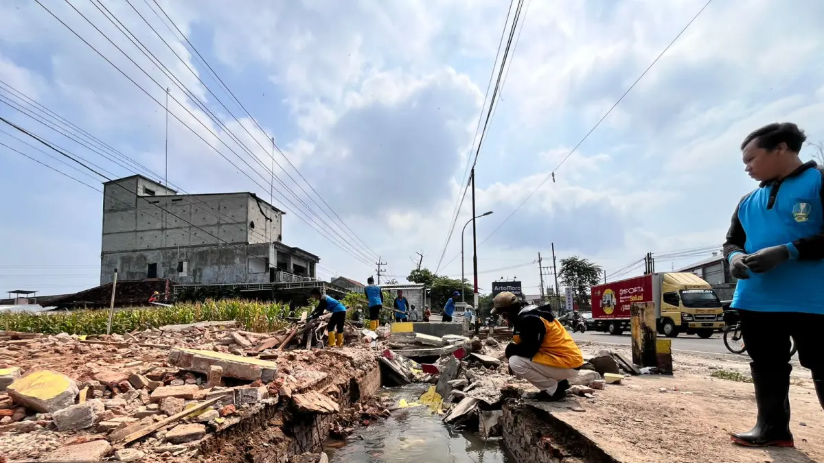 BERSIHKAN HAMBATAN: Dinas PU SDA Jawa Timur mulai menertibkan bangunan liar yang berdiri di atas saluran dan sempadan sungai. FOTO: ISTIMEWA